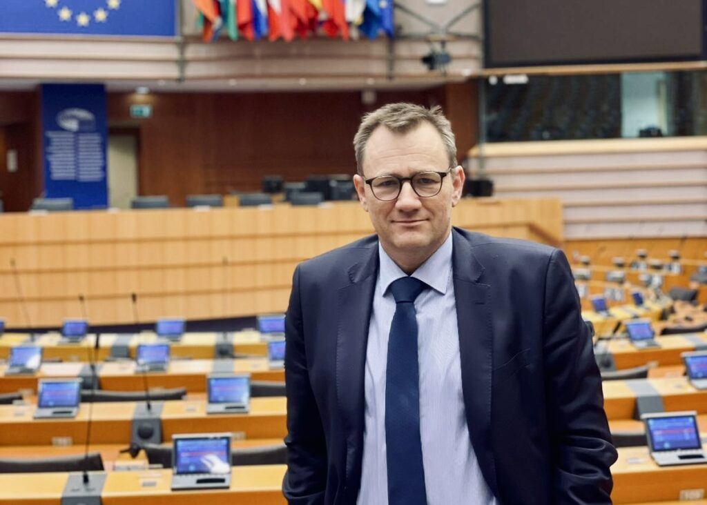 Fra Folketinget til Europa-Parlamentet: Det er som  at skulle op i  fuldt pensum